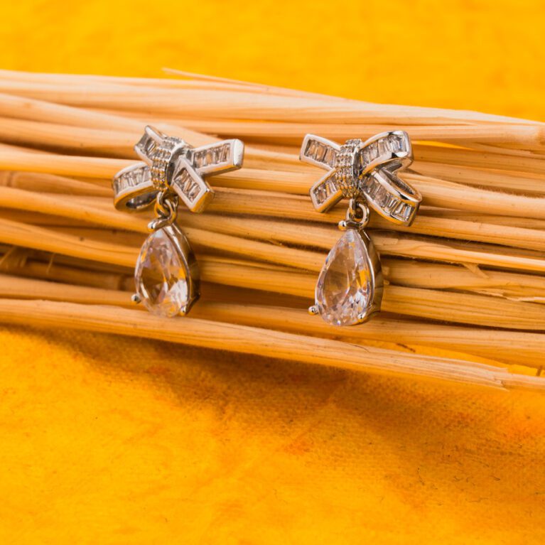 Water Drop Crystal Hanging in the Centre from White Gold Knot Earings