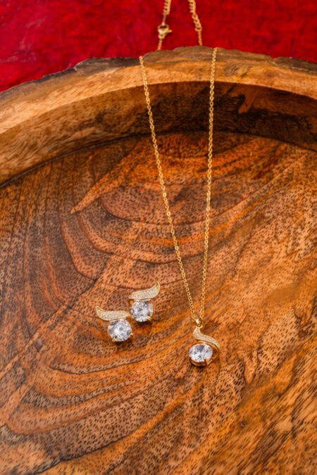 Eye Shaped solitaire Glittering on Gold Necklace set