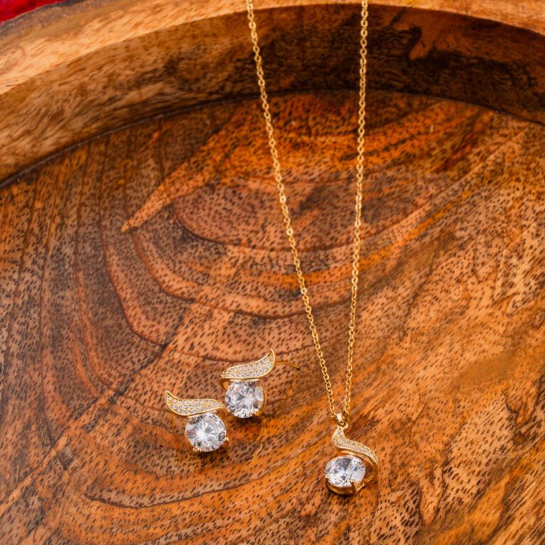 Eye Shaped solitaire Glittering on Gold Necklace set