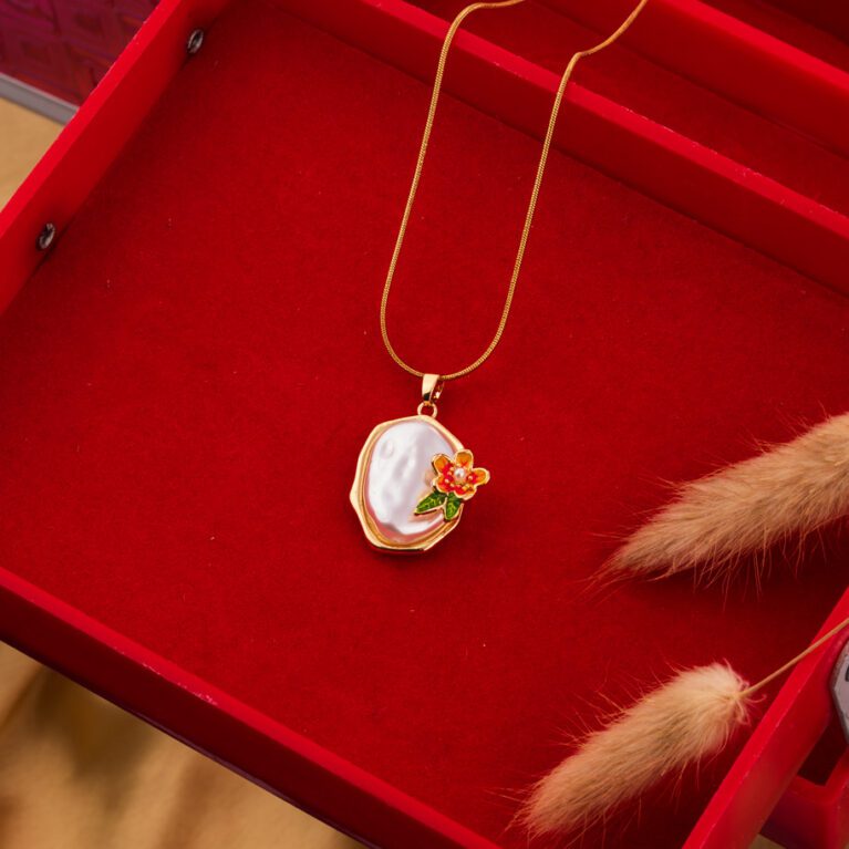 Minimal Gold Chain with Flower pendant